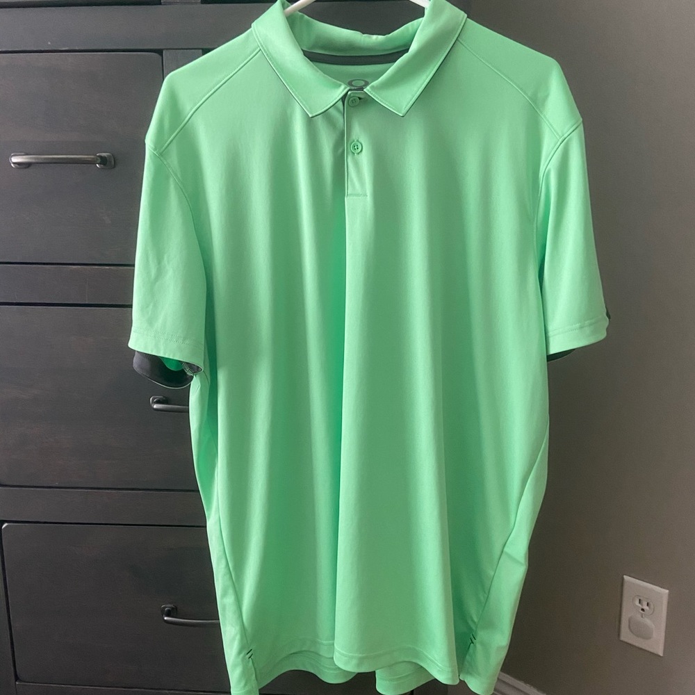 Men’s Oakley golf shirt